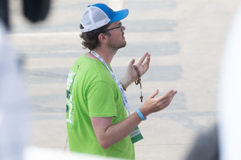 Un giovane in preghiera durante uno degli incontri delle giornate giubilari - Matteo Nardone / fotogramma.it