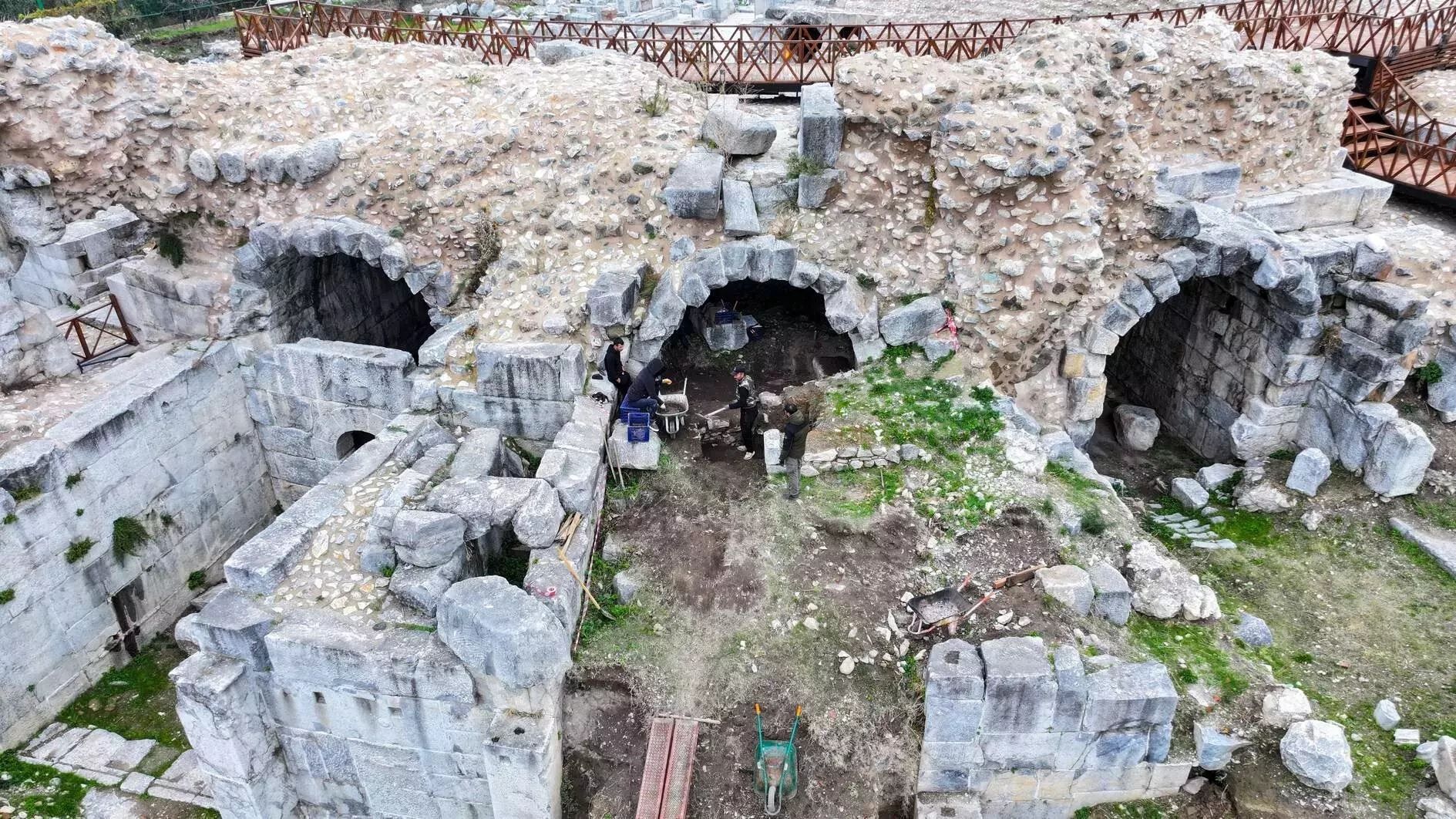 Reperti del teatro romano dove è venuta alla luce l’affresco di Maria con il Bambino - -