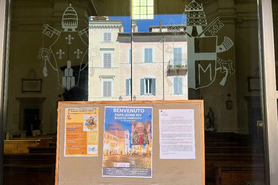 Il saluto di benvenuto a Leone XIV nella parrocchia pontificia di Castel Gandolfo - Avvenire