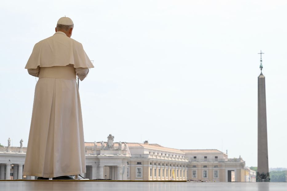Leone XIV durante l'Angelus in piazza San Pietro per il Giubileo dello sport - Ansa