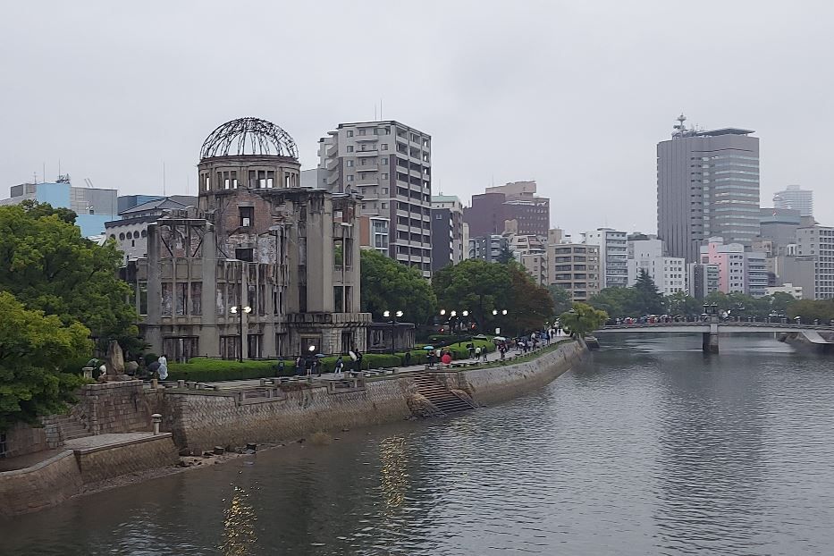 Uno scorcio della Hiroshima di oggi con la cupola del Genbaku (sulla sinistra) - -