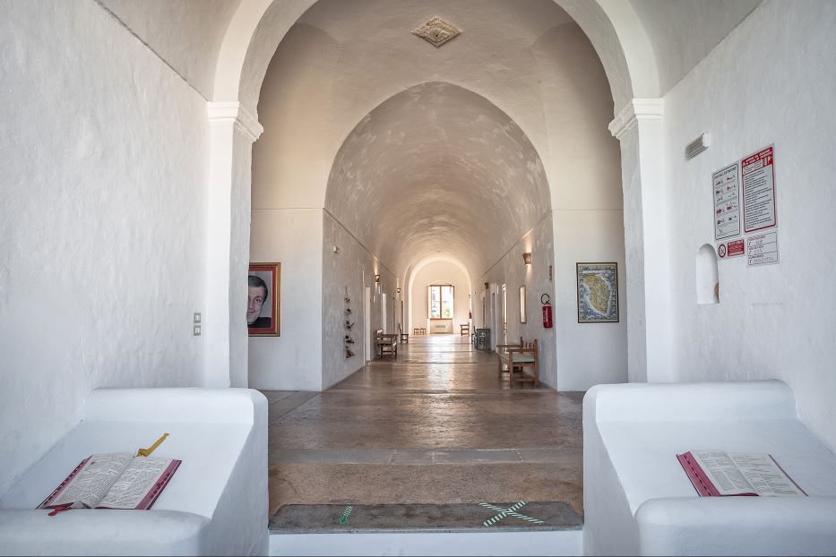 Gli interni della casa della convivialità don Tonino Bello di Alessano, vicino a Lecce - .