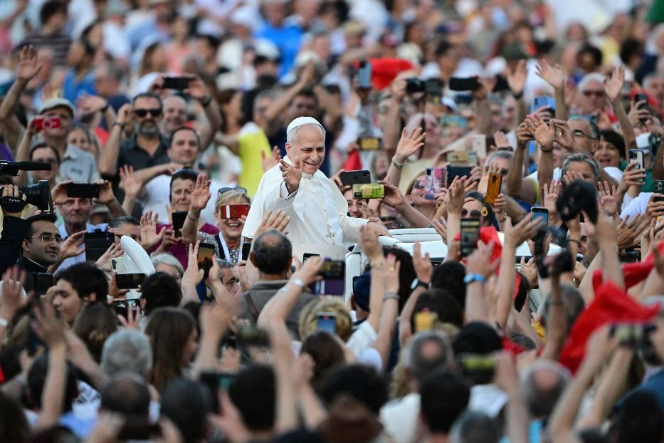 Leone XIV fra i pellegrini della veglia di Pentecoste in piazza San Pietro per il Giubileo di movimenti e associazioni - Ansa