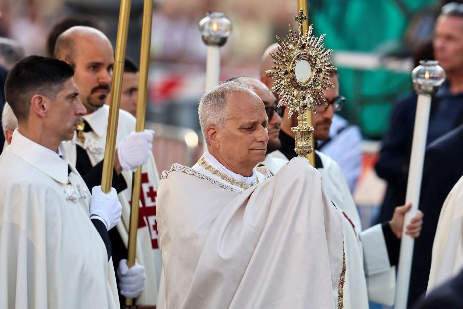 Leone XIV porta a piedi il Santissimo Sacramento lungo le via di Roma per la processione del Corpus Domini - Reuters