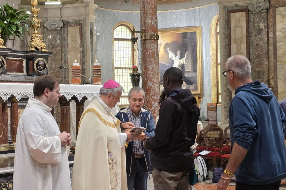 Il vescovo Di Donna nel Santuario di Pompei dà il mandato ai pellegrini - Ufficio Comunicazioni sociali Cec