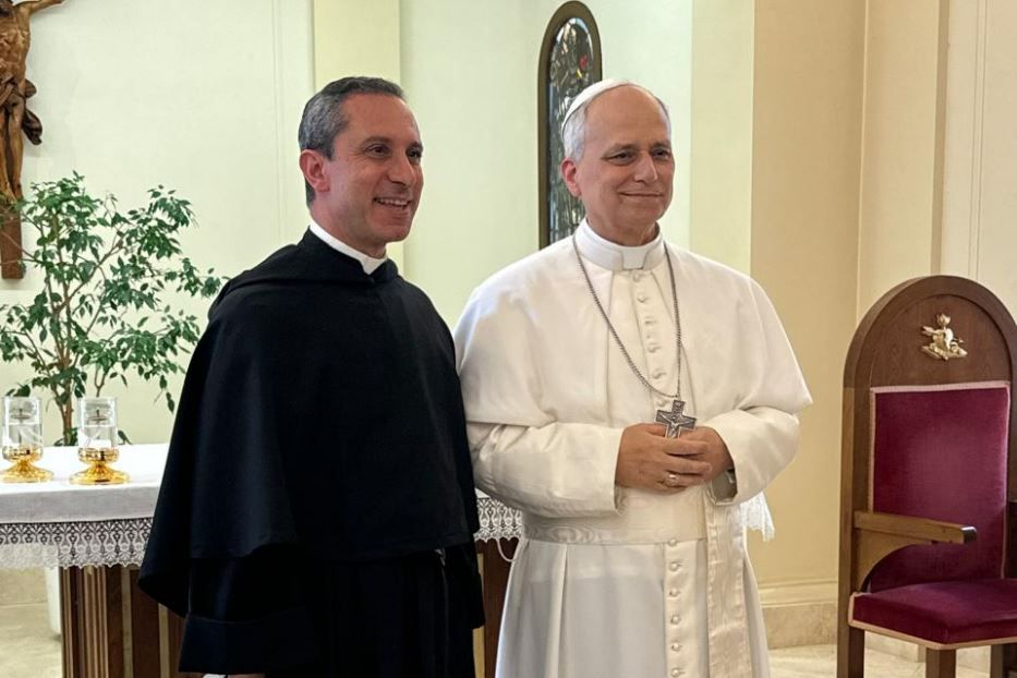 Papa Leone con padre Gabriele Pedicino, priore provinciale della Provincia d’Italia degli agostiniani, durante la visita di ieri alla curia generalizia a Roma - .