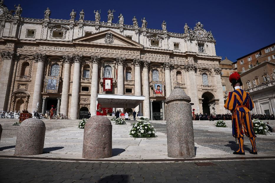 I volti dei due nuovi santi Pier Giorgio Frassati e Carlo Acutis sulla facciata della Basilica di San Pietro per la Messa di canonizzazione - Reuters