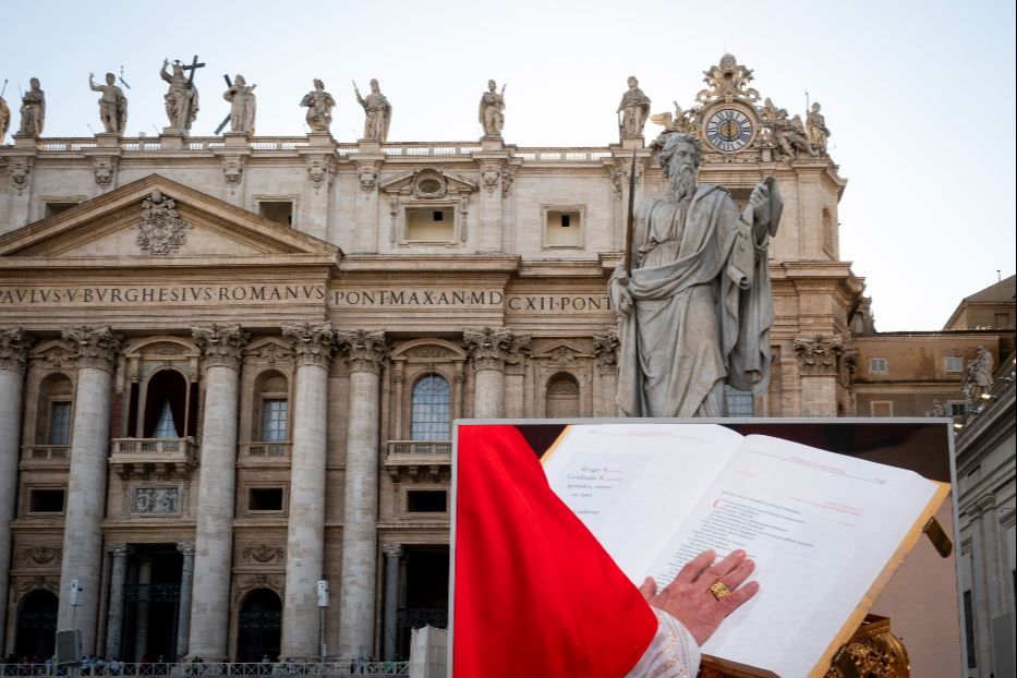 L'attesa in Piazza San Pietro durante l'apertura del Conclave - Agenzia Romano Siciliani