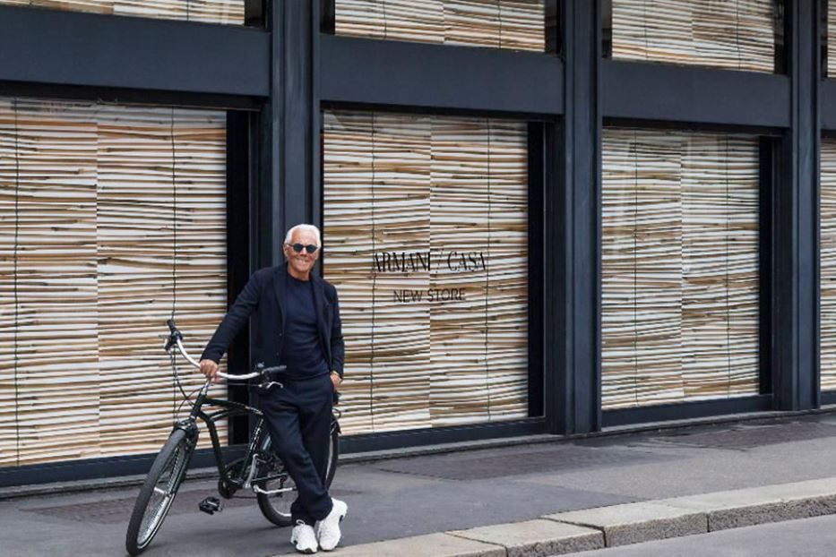 Giorgio Armani davanti a uno dei suoi negozi - Armani
