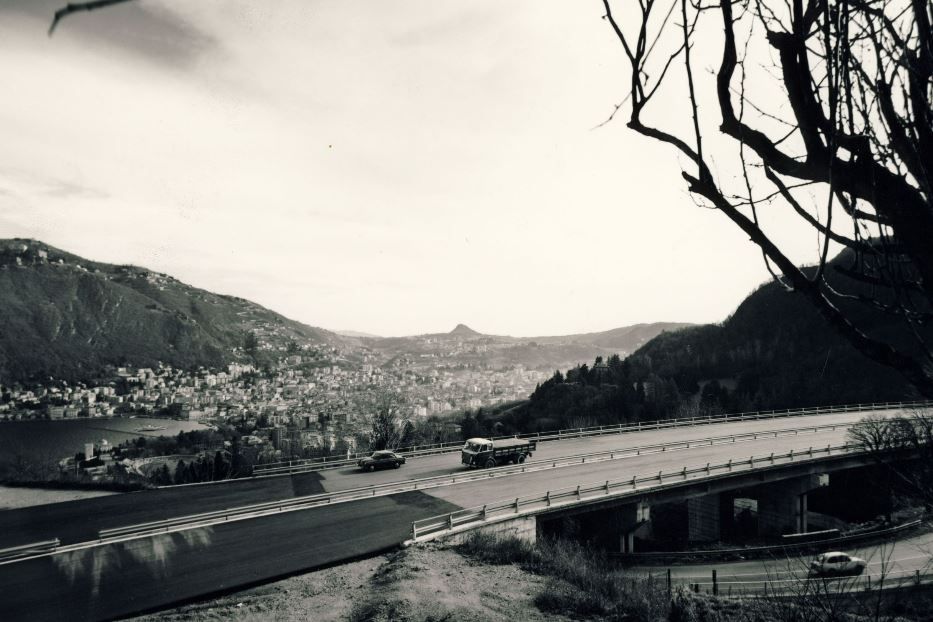 La A9 e sullo sfondo San Martino della Battaglia - foto Archivio Aspi