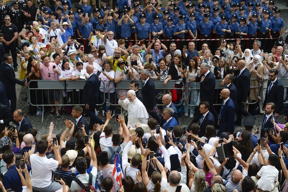 Leone XIV fra la folla a Castel Gandolfo - Fotogramma