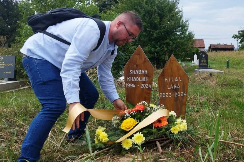 L’attivista Nihad Suljic sulle tombe di una famiglia siriana in Serbia - .