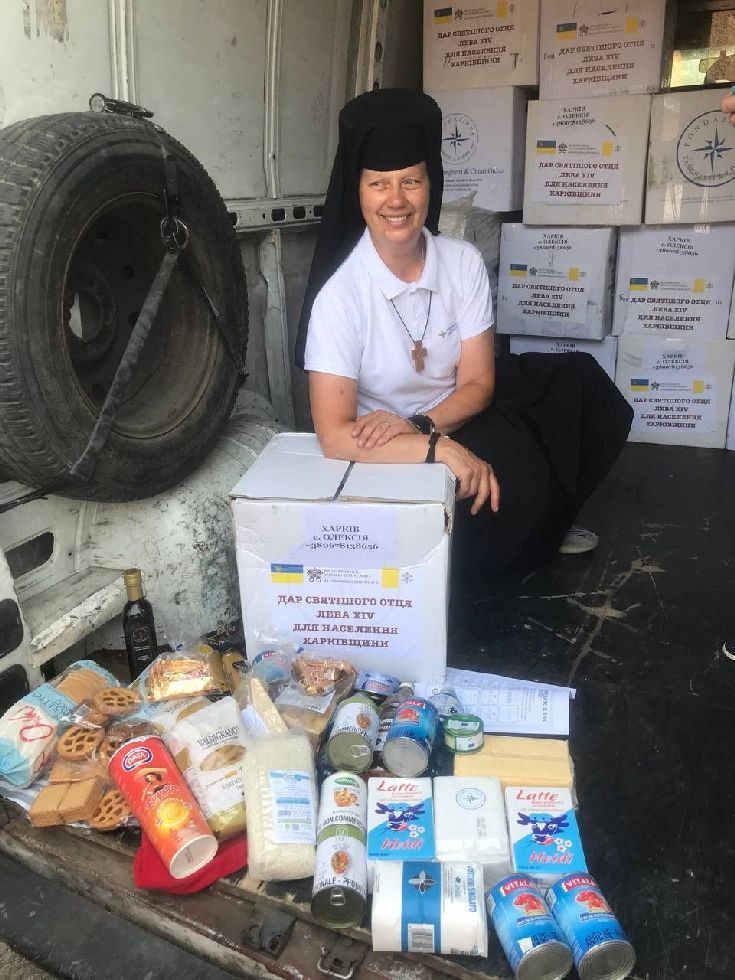 Suor Oleksia Pohrsnychna con gli aiuti umanitari di Leone XIV per l'Ucraina fra gli sfollati di guerra nei villaggi lungo il fronte della regione di Kharkiv - Avvenire