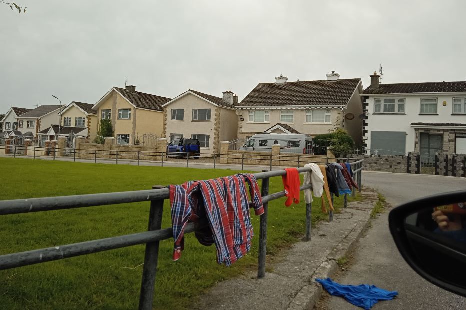 Gli abiti dei nomadi appesi ad asciugare alle staccionate