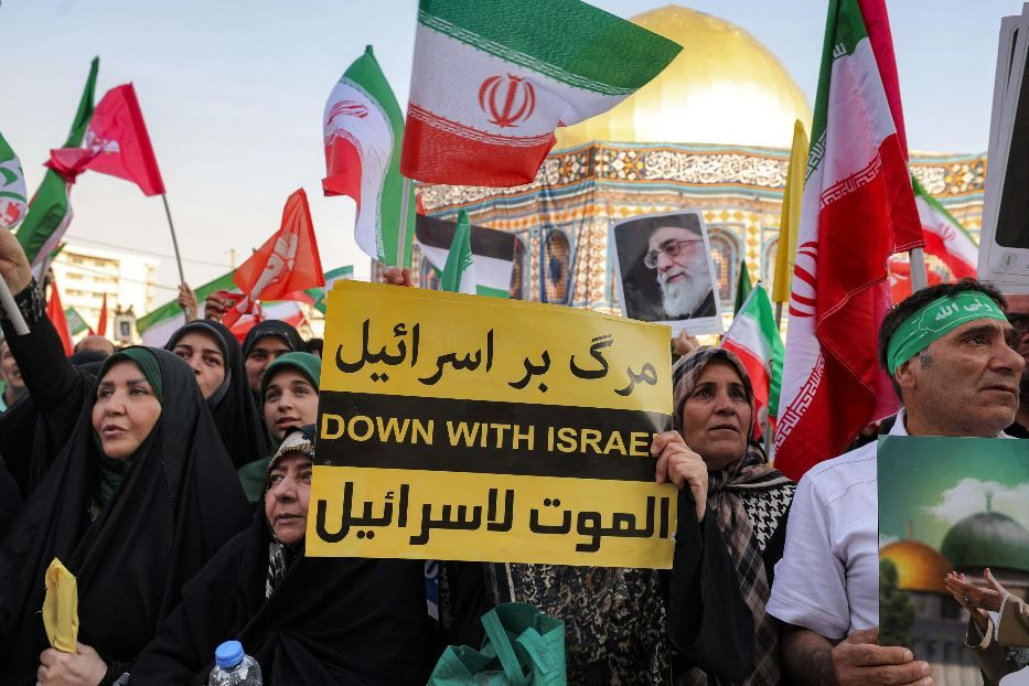 I dimostranti a Teheran contro i bombardamenti israeliani - Ansa