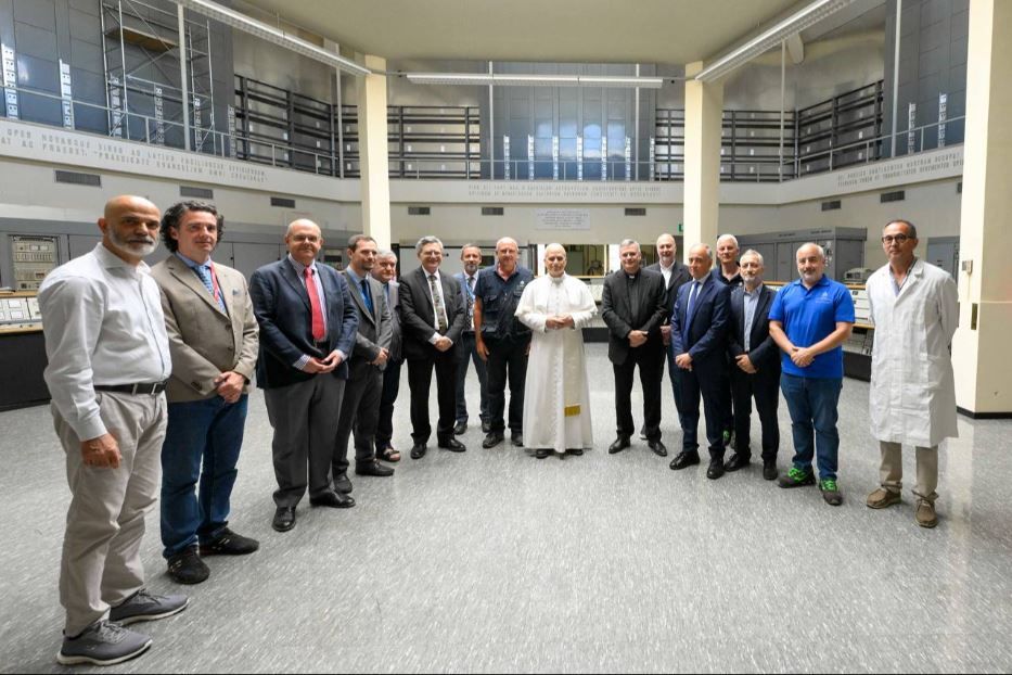 Papa Leone XIV assieme agli operatori del Centro Radio di Santa Maria di Galeria - Vatican Media