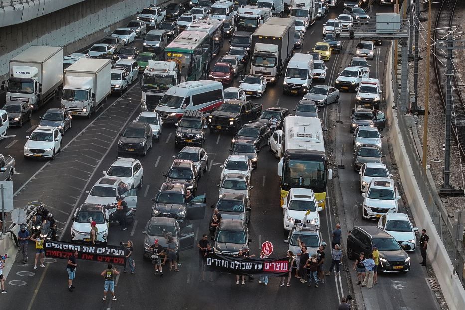 Uno dei cortei che paralizza le strade di Israele - Ansa