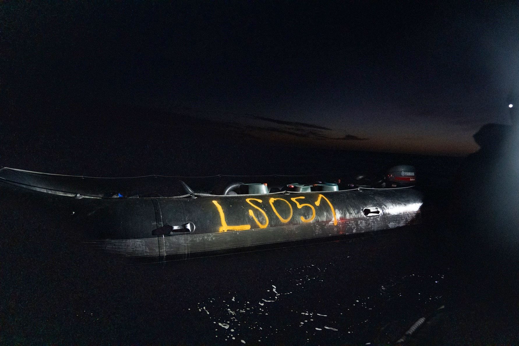 Le barche dei profughi vengono marchiate con vernice prima di essere abbandonato per segnalare che i passeggeri sono stati tratti in salvo - Benjamin Loiseau