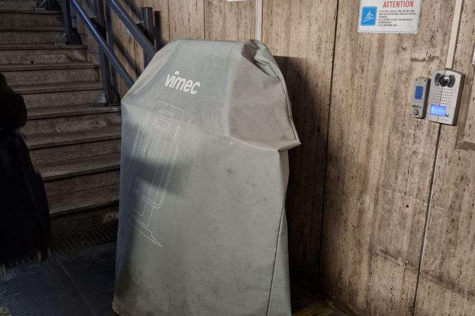 La pedana inaccessibile alla fermata Numidio Quadrato della metro di Roma - .