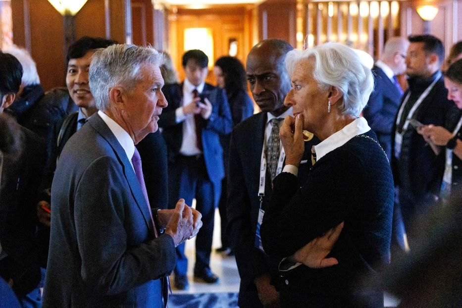 Christine Lagarde, presidente della Bce, a colloquio con Jerome Powell della Fed al G7 di Alberta, in Canada - Ansa