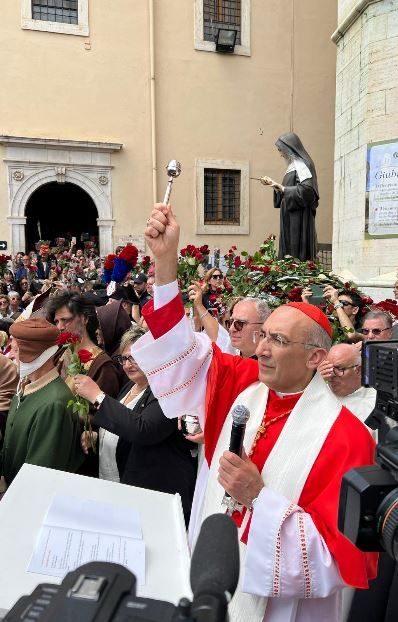 Il cardinale Baldassare Reina davanti alla Basilica di Santa Rita per la benedizione delle rose - Gambassi