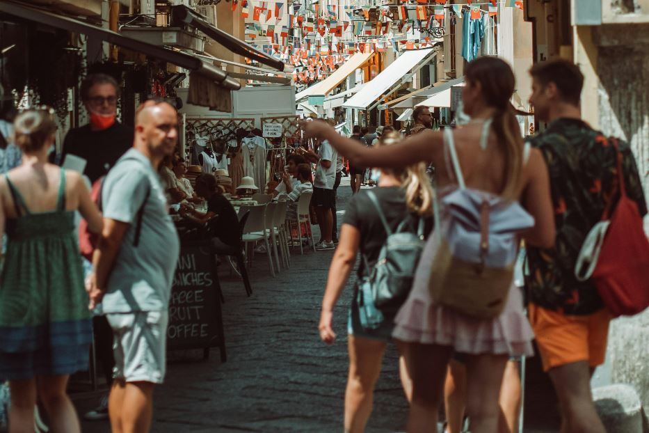 Turisti in giro per Sorrento - cc Pexels