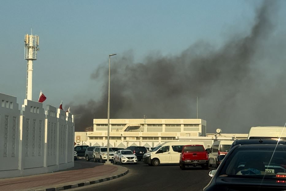 Le colonne di fumo sopra i palazzi di Doha dopo il raid israeliano - Reuters