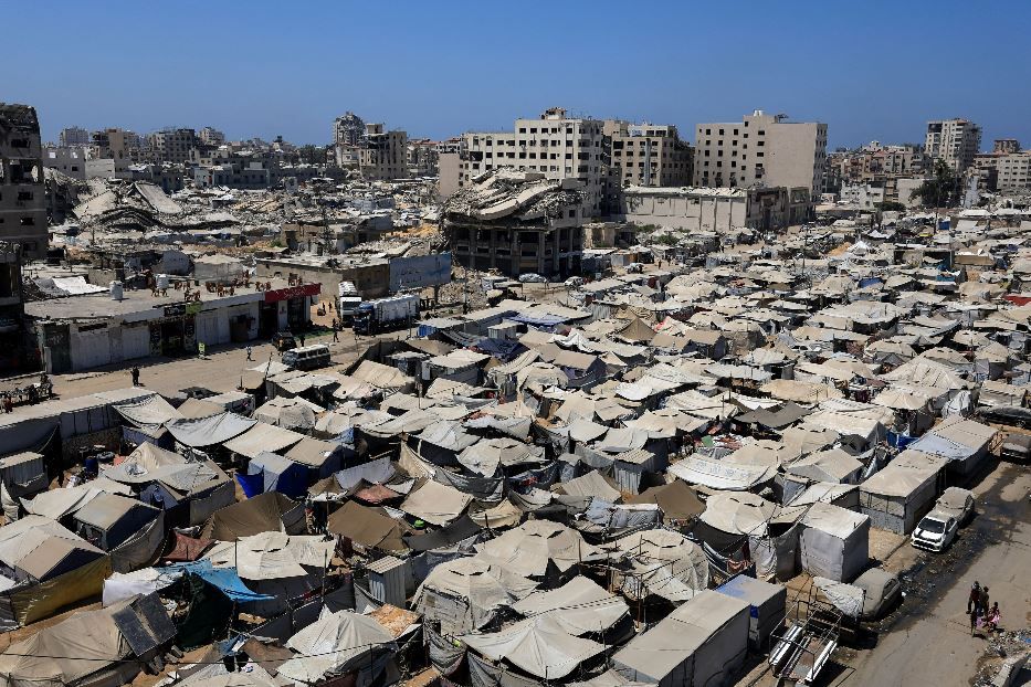 Le tendopoli costruite attorno ai palazzi distrutti nel cuore di Gaza city - .