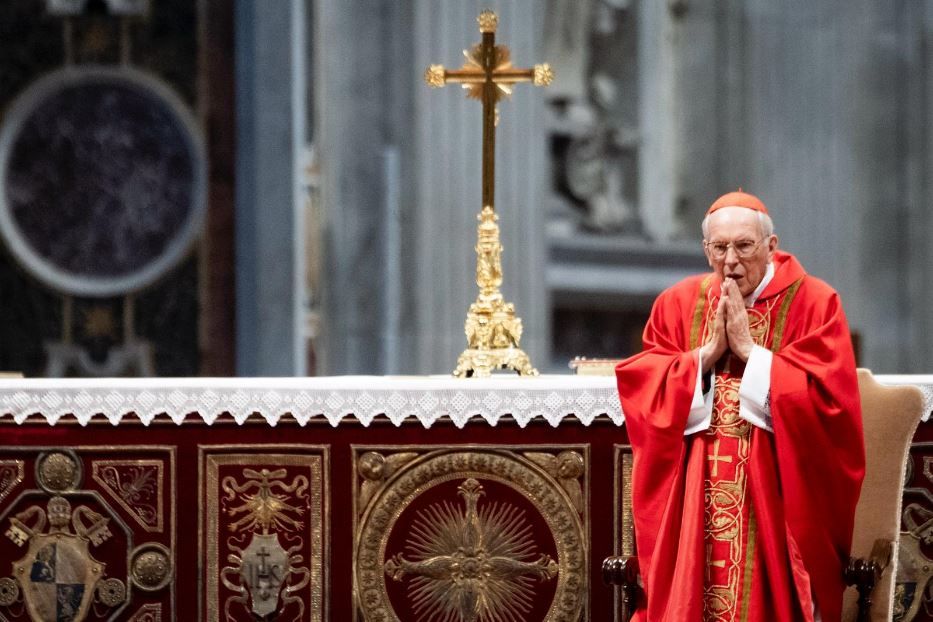 Il cardinale Giovanni Battista Re che presiede la Messa «pro eligendo Romano Pontifice» - Agenzia Romano Siciliani