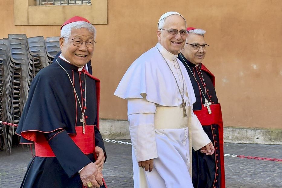 Papa Leone tra il cardinale Marcello Semeraro (a destra nella foto) e il cardinale Lazzaro You Heung-sik all'uscita del Palazzo del Sant'Uffizio dove abitano - Fotogramma.it