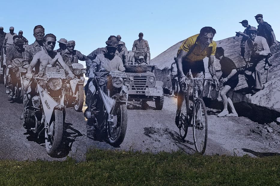 Un’installazione con il Campionissimo fuori da Casa Coppi a Castellania - G.Matarazzo