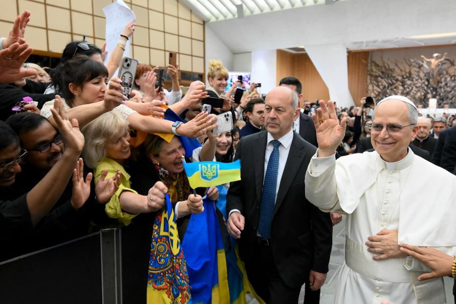 Leone XIV con un gruppo di pellegrini dell’Ucraina durante l’udienza del Giubileo delle Chiese orientali - Vatican Media-Ansa
