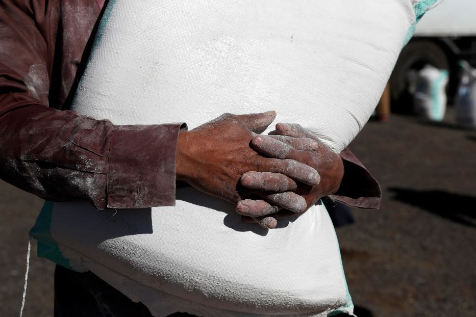 Aiuti umanitari in una zona di guerra - Ansa