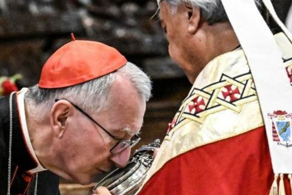 Il bacio dell'ampolla di san Gennaro da parte del cardinale Parolin - Diocesi di Napoli