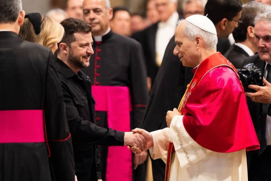Il presidente ucraino Volodymyr Zelensky e papa Leone a margine della Messa di inizio pontificato - Zelensky-X