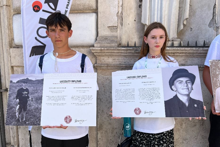 Il flashmob dei giovani ucraini a Roma con le foto dei coetanei uccisi durante la guerra - Avvenire