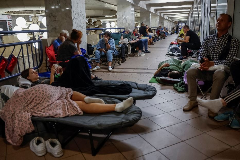 Le persone continuano a rifugiarsi e a dormire nella metropolitana di Kiev quando suonano le sirene degli allarmi - Reuters