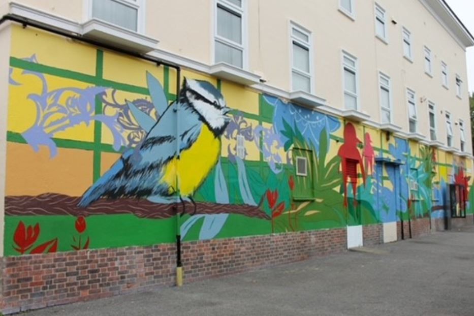 Un murales comunitario dell'illustratrice Alice Cunningham realizzato con vernici di scarto recuperate - .