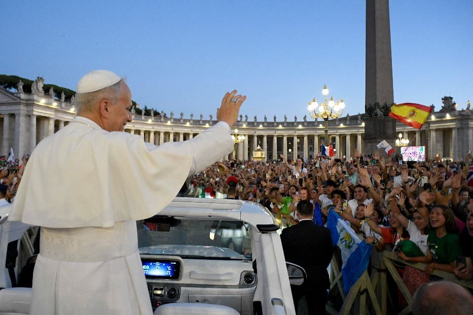 Leone XIV a sorpresa fra i 120mila ragazzi in piazza San Pietro per la Messa di benvenuto del Giubileo dei giovani - Vatican Media