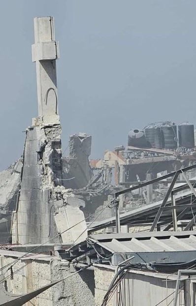 Un'altra immagine della Sacra Famiglia di Gaza bombardata - .