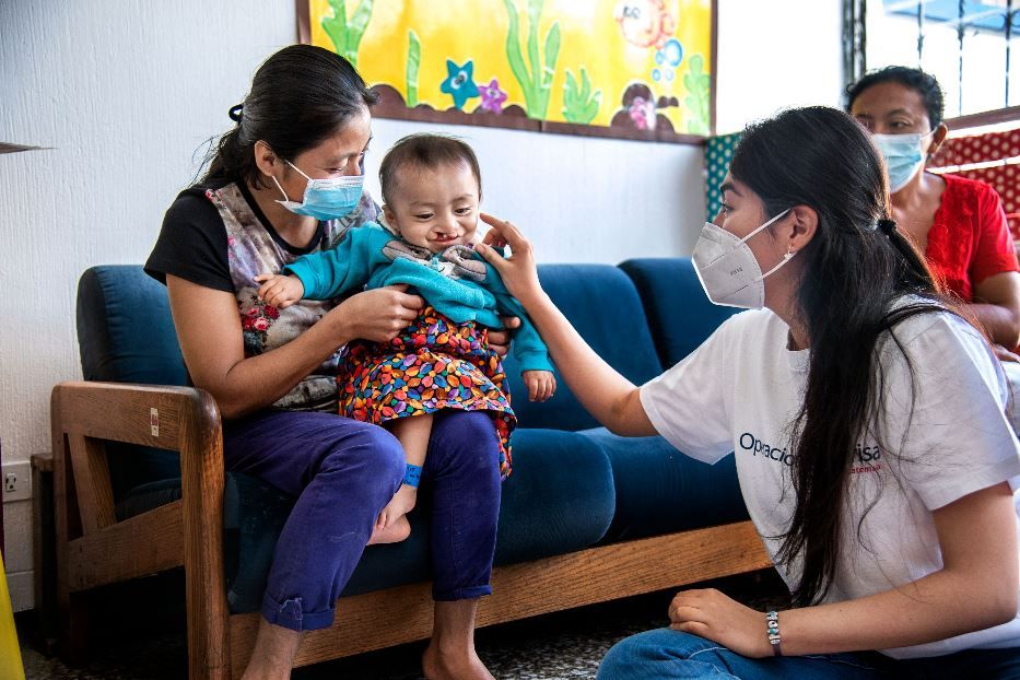 Jobito, sua mamma e una nutrizionista volontaria di Operation Smile dal Guatemala - Operation Smile - Rohanna Mertens