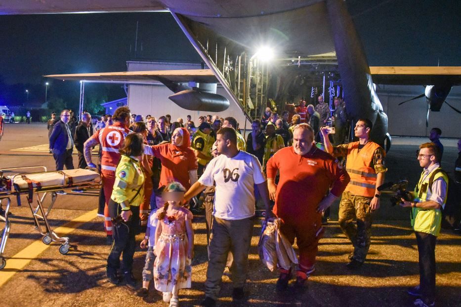 Bambini arrivati in Italia con un volo umanitario proveniente da Gaza - Ansa