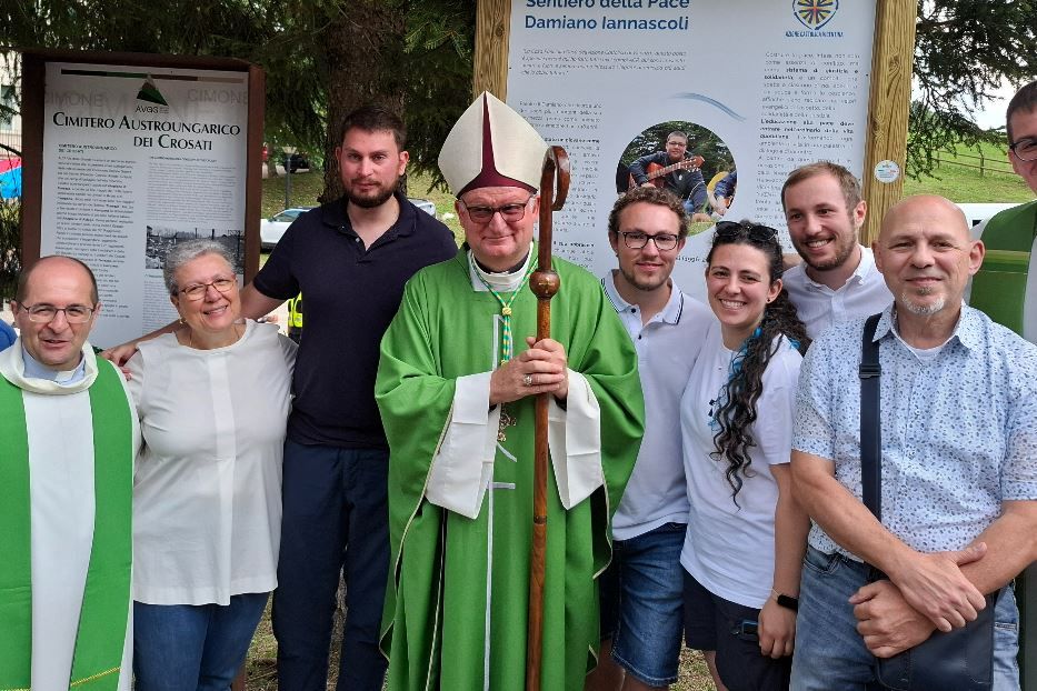 I familiari di Damiano e alcuni amici assieme al vescovo di Vicenza, Giuliano Brugnotto - Naike Borgo