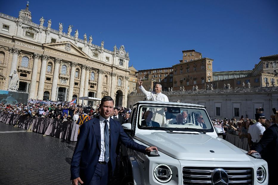 Papa Leone XIV durante l'udienza generale di questa mattina in piazza San Pietro - Ansa