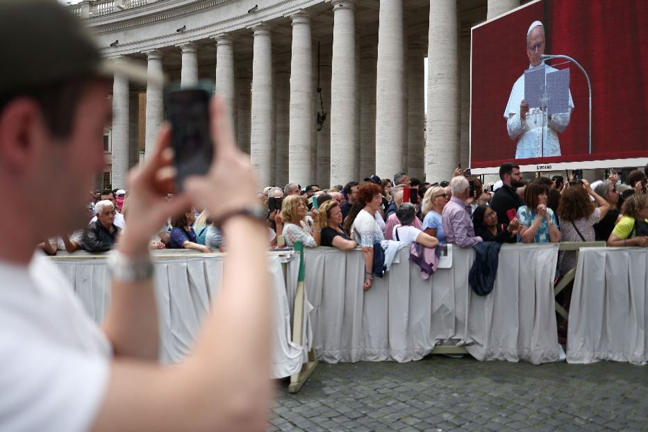 La folla in piazza San Pietro per il primo Regina Coeli di papa Leone XIV - Reuters