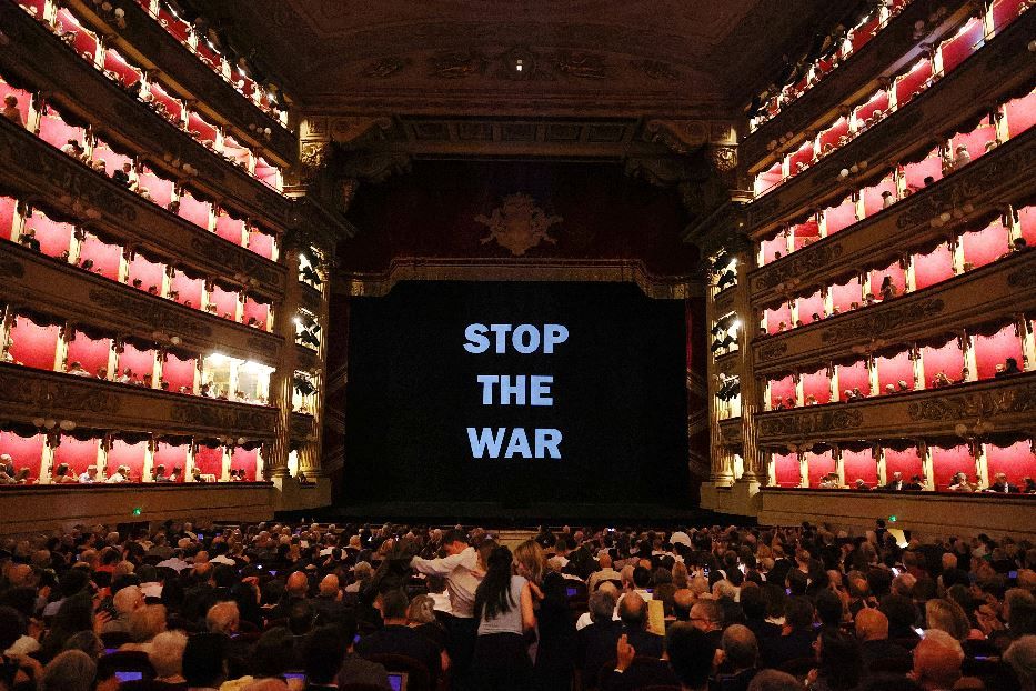 La scritta per la pace al teatro alla Scala di Milano prima della rappresentazione di “Sigfrido” - Teatro alla Scala