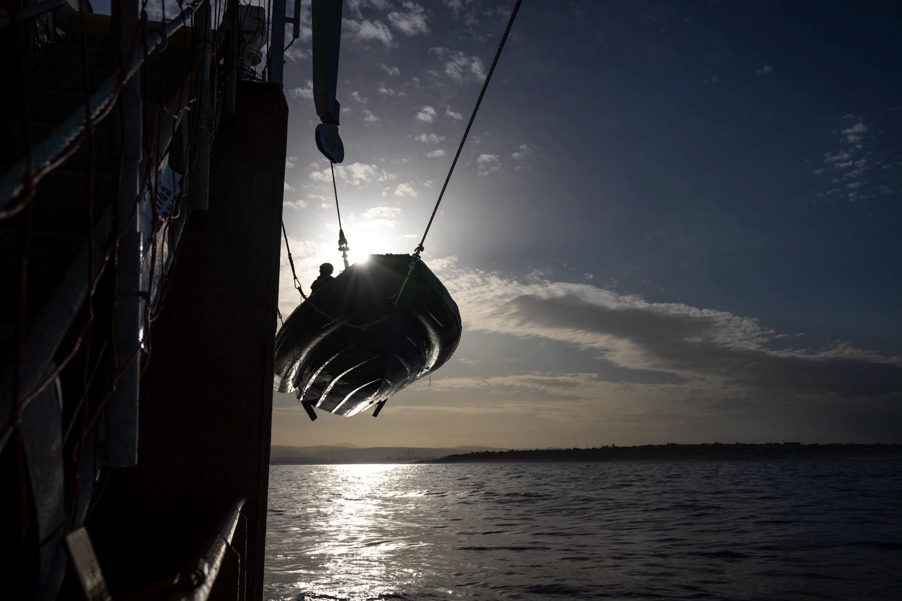 Il gommone per gli interventi di soccorso viene calato in mare dalla nave madre Life Support - Benjamin Loiseau