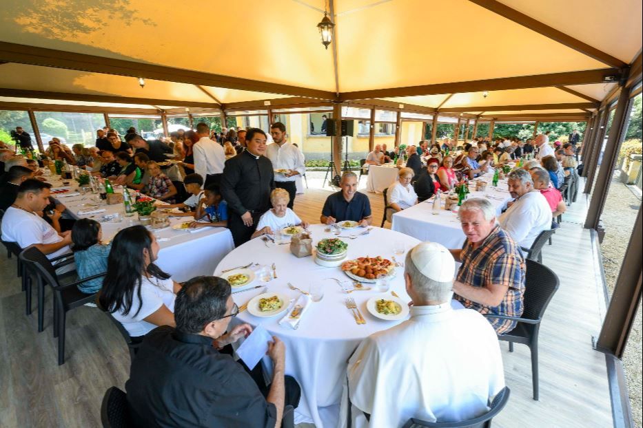 Il pranzo di papa Leone XIV assieme a poveri nel giardino del Borgo Laudato si' a Castel Gandolfo - Ansa