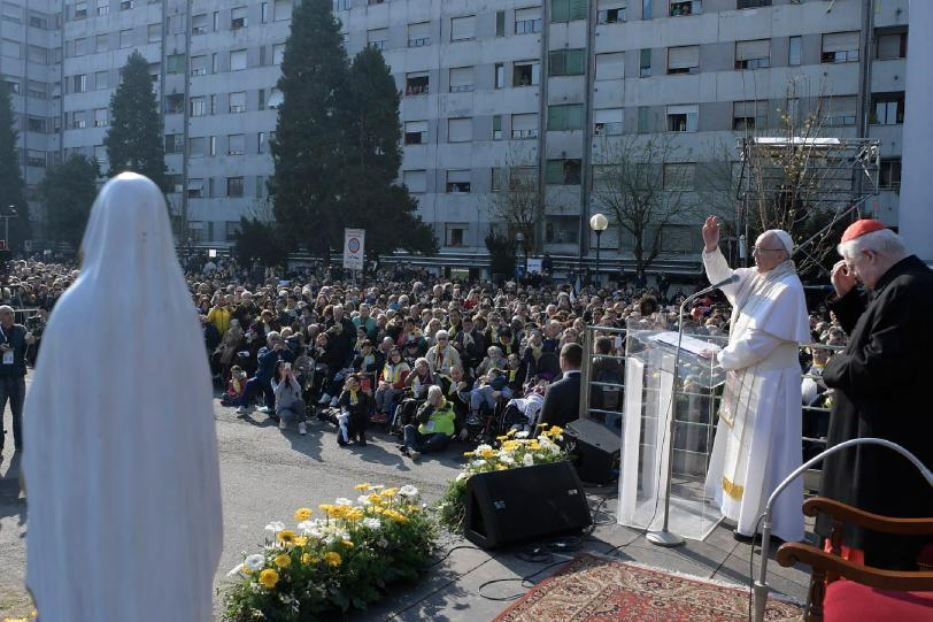 Milano, 25 marzo 2017: papa Francesco incontra gli abitanti delle Case Bianche, alla periferia della città. Al suo fianco l'allora arcivescovo di Milano, il cardinale Angelo Scola - Fotogramma