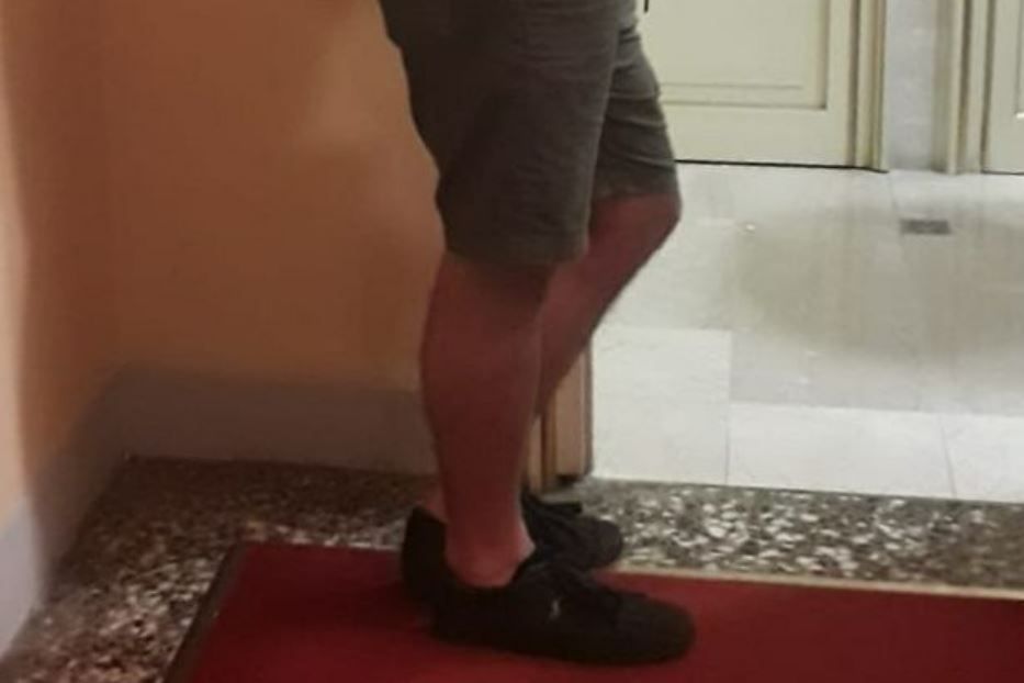 Uno spettatore in pantaloni corti al teatro alla Scala - Avvenire